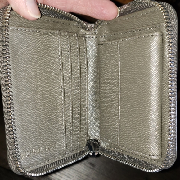 Michael Kors Silver Metallic Mirror Satchel Bag & Wallet Set - Picture 3 of 16